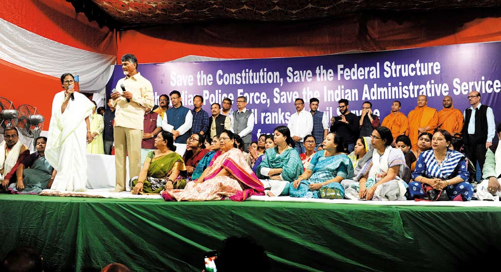 ममता बनर्जी के धरने पर पहुंचे आंध्र प्रदेश के सीएम चंद्रबाबू नायडु और अन्य विपक्षी नेता