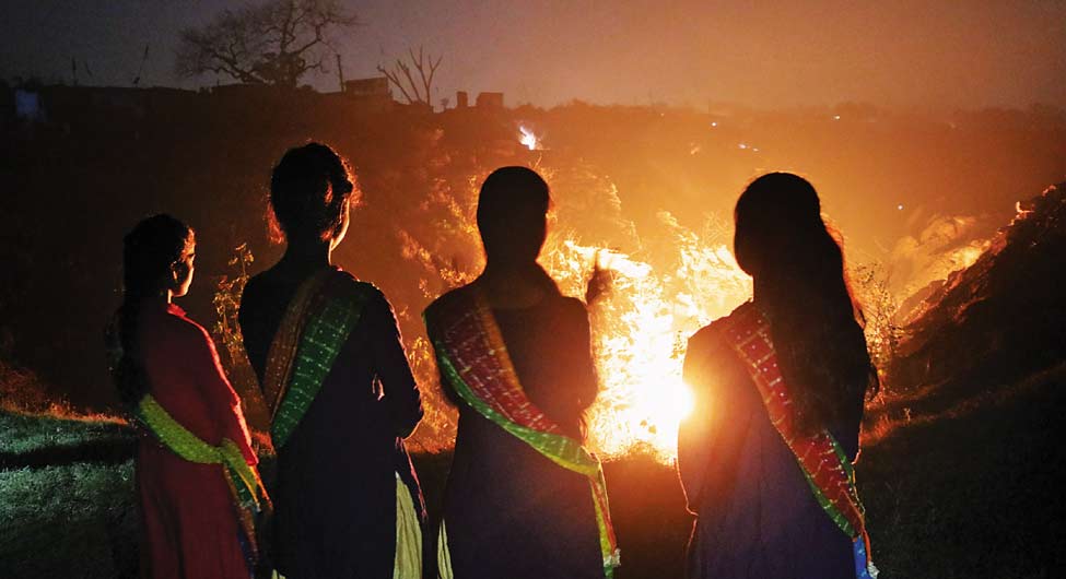 झरिया की आग के 105 साल पूरे होने पर लड़कियों ने वहां अग्नि वंदना की ताकि प्रशासन का ध्यान आकृष्ट हो