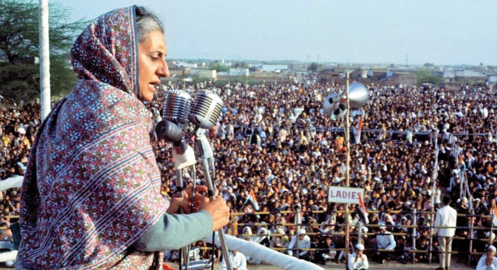 पुराना नाताः पूर्व प्रधानमंत्री स्व. इंदिरा गांधी रायबरेली में एक जनसभा को संबोधित करती हुईं