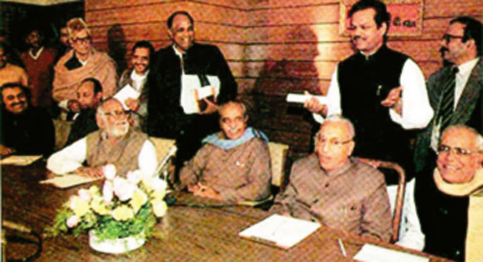 एक बैठक में सुबोधकांत सहाय के साथ सभी दलों के दिग्गज नेता