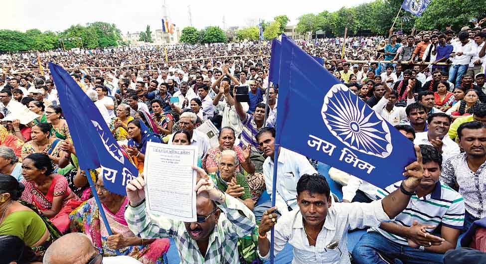 गुजरात के ऊना में एकजुटता द‌िखाने के ल‌िए रैली में शाम‌िल दल‌ित समुदाय के लोग