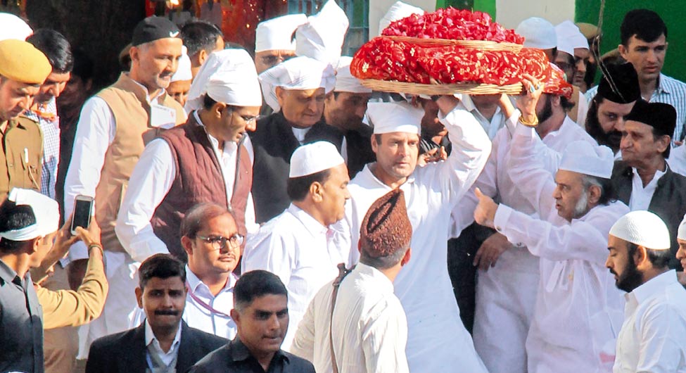 दुआ की चाहतः अजमेर शरीफ में जियारत करने पहुंचे कांग्रेस अध्यक्ष राहुल गांधी