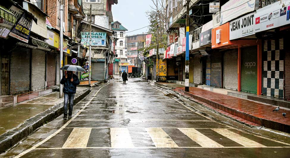 बंद का माहौलः श्रीनगर के बाजार सिर्फ सुबह खुलते हैं, बाकी दिनभर बंद रहते हैं