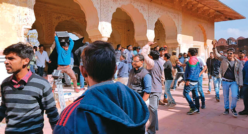 जयपुर में फ‌िल्म के सेट पर हुई तोड़फोड़