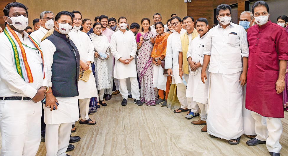 एकजुटः राहुल गांधी के आमंत्रण पर बैठक के बाद विपक्षी दलों के नेता