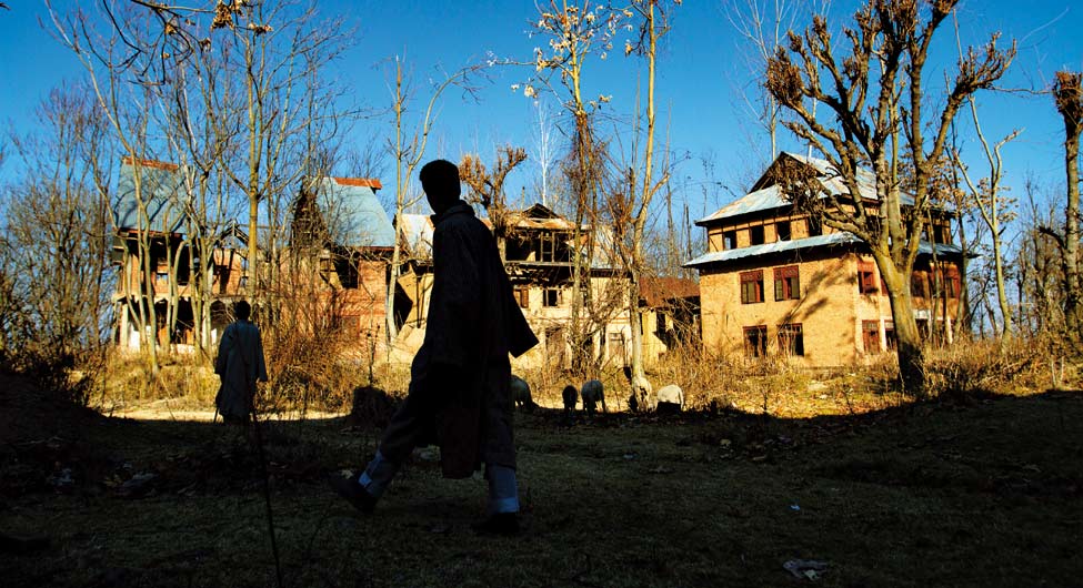 दक्षिण कश्मीर में नंदीमार्ग गांव जहां सिर्फ चरवाहे आते हैं। यहां मार्च 2003 में 24 पंडितों को मौत के घाट उतार दिया गया था
