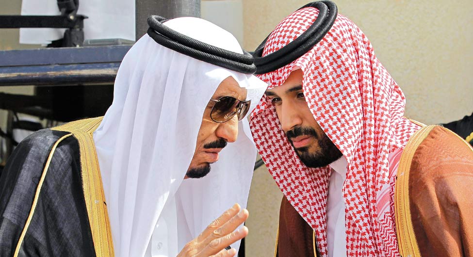 पिता-पुत्र की जोड़ीः सऊदी अरब के किंग सलमान अपने बेटे क्राउन प्रिंस के साथ