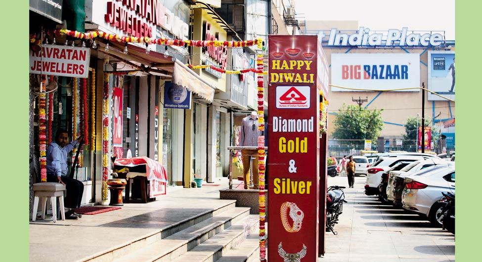 दिवाली में ‌दिवालाः सूना बाजार ग्राहकों के इंतजार में दुकानदार