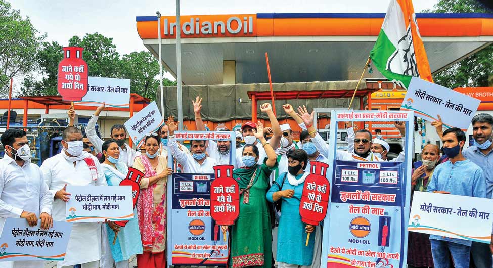 पेट्रोल-डीजल के बढ़ते दाम के खिलाफ कांग्रेस का प्रदर्शन