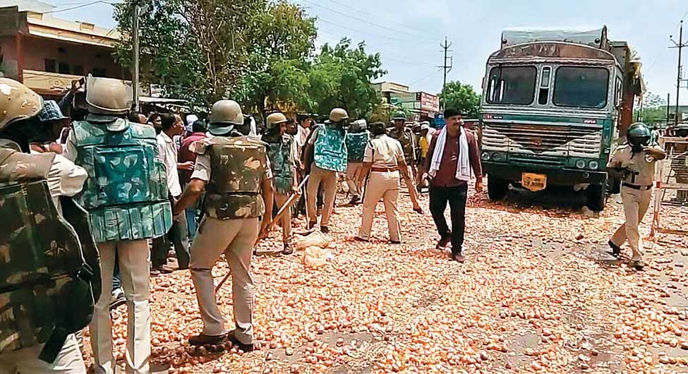 शाजापुर में प्याज और सब्जियां बिखेर कर प्रदर्शन करते किसान