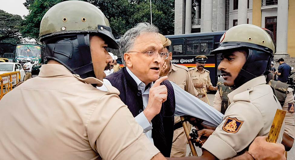 मुद्दा 2019  नागरिक प्रश्न, किसी को नहीं बख्शाः बंगलुरू में प्रसद्धि लेखक रामचंद्र गुहा को गिरफ्तार कर ले जाती पुलिस