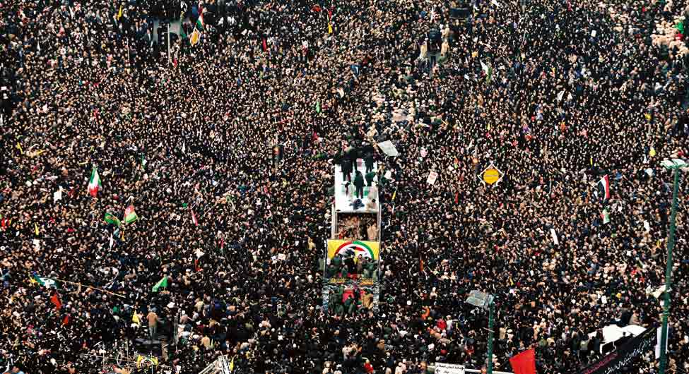 उमड़ा जन सैलाबः जनरल सुलेमानी (इनसेट) को अंतिम विदाई देने ईरान में लाखों के लोग सड़कों पर उतर आए।