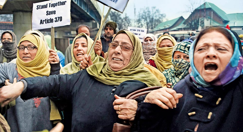पहचान की खातिरः अनुच्छेद 370 को जम्मू-कश्मीर में बनाए रखने के लिए प्रदर्शन करतीं नेशनल कॉन्फ्रेंस की महिला कार्यकर्ता