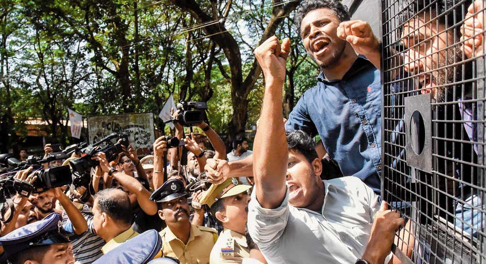 मुद्दा 2019  नागरिक प्रश्न, दक्षिण तक फैला विरोधः केरल के कोच्चि में विरोध प्रदर्शन करते छात्र