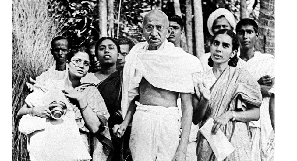 आज गांधी स्वच्छता अभियान चलाते तो झाड़ू से सांप्रदायिकता-जातीयता-दुराचार-व्यभिचार-भ्रष्टाचार-दिखावेबाजी सबकी पिटाई-सफाई होती