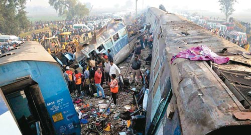 इंदौर पटना एक्सप्रेस की दुर्घटनाग्रस्त बोगियां