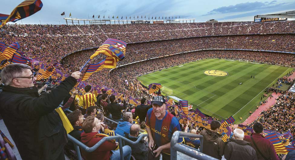 ला लीगाः बार्सिलोना के घरेलू मैदान कैंप नोऊ में बार्सिलोना और रियल मैड्रिड के बीच मुकाबले से पहले अपनी टीम को सपोर्ट करने पहुंचे प्रशंसक