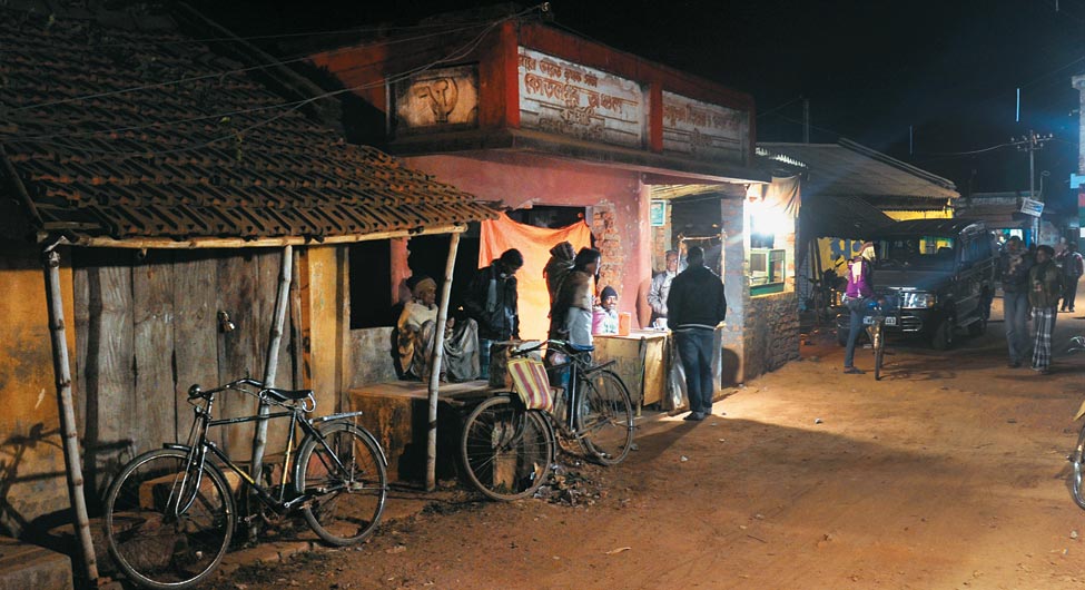 अब नहीं दिखते कामरेडः जंगीपाड़ा का माकपा दफ्तर चाय की दुकान में तब्दील