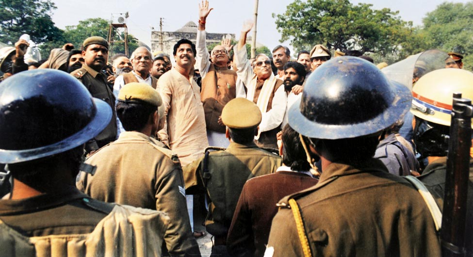 कारसेवा के दौरान भाजपा नेता और पुलिसकर्मी