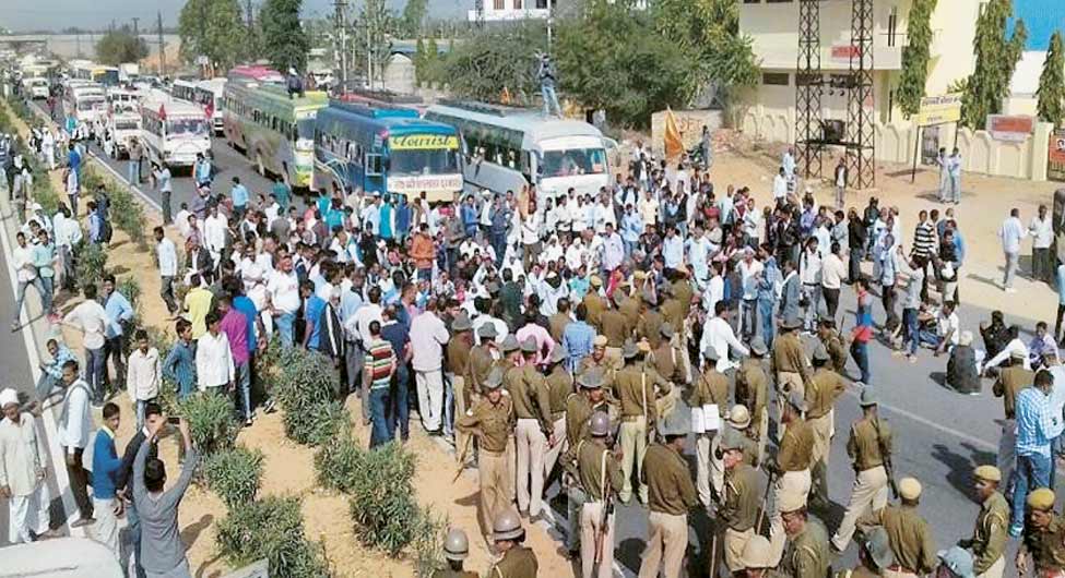 सड़कों पर किसानः किसानों के जयपुर पहुंचने के बाद तुरंत बचाव मुद्रा में आ गई सरकार