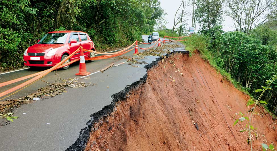 चलकुडी में बाढ़ के बाद राजमार्ग की हालत