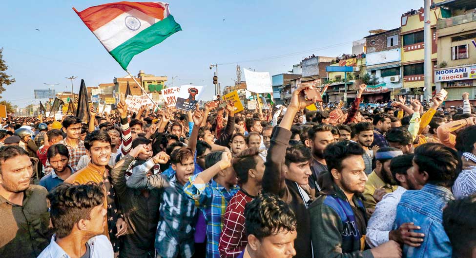 मुद्दा 2019  नागरिक प्रश्न, प‌श्चिम भारत भी सुलगाः अहमदाबाद में व‌िरोध प्रदर्शन करते लोग