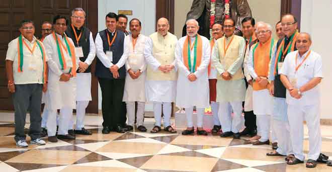 दिल्‍ली के महाराष्ट्र सदन में नरेंद्र मोदी और अमित शाह के साथ भाजपा शासित राज्यों के मुख्यमंत्री