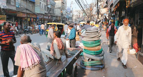 दिल्ली के चावड़ी बाजार में भीड़ घट गई है