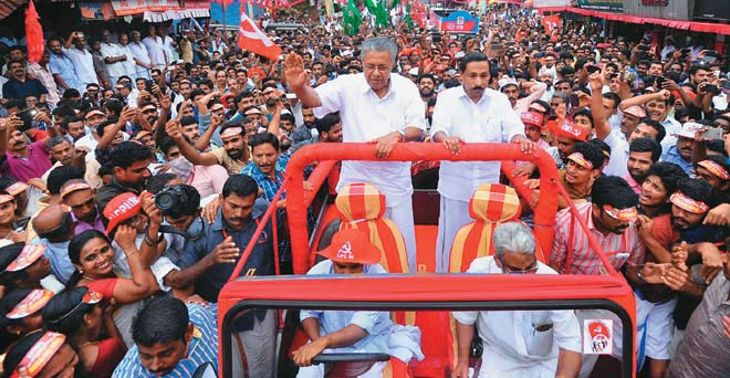 केरल की एक रैली में अपने समर्थकों के बीच पिनराई विजयन