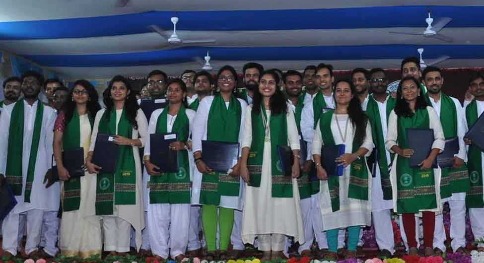 कुछ विश्वविद्यालयों ने दीक्षांत समारोह में अपनाए भारतीय परिधान