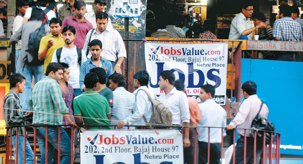 जॉब संकटः उत्पादन क्षेत्र में नौकरीपेशा युवाओं की संख्या कम हुई