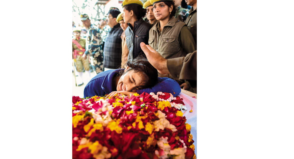 तबाही का मंजरः इलाहाबाद में दिवंगत जवान महेश यादव की अंतिम विदाई