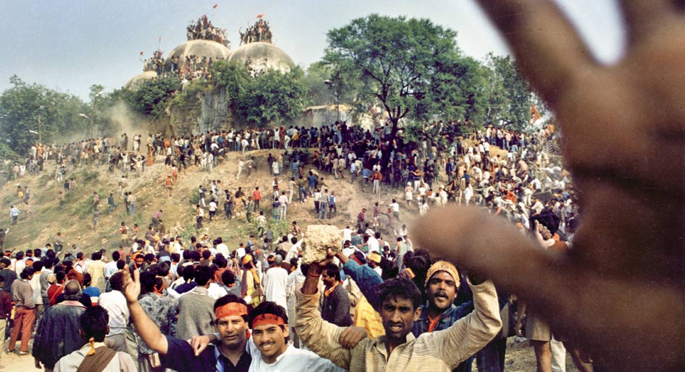 6 दिसंबर 1992 का दिनः बाबरी म‌स्जिद विध्वंस को बेरोकटोक अंजाम देते हिंदुत्ववादी संगठनों के लोग या 'कारसेवक'