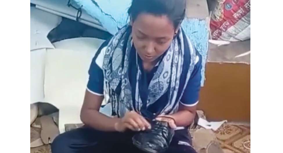 मजबूरीः जूता पॉलिश करतीं तीरंदाज नाजिया