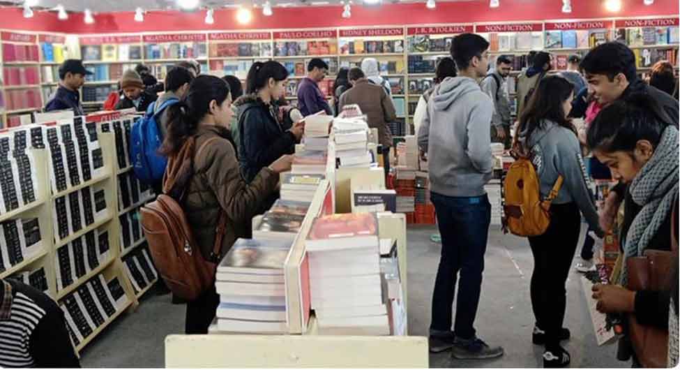 पुस्तक मेले में भीड़ है लेकिन प्रकाशकों की शिकायत पुस्तकें बिकती नहीं