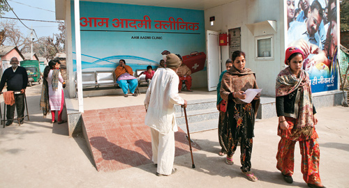 द‌िल्ली के मोहल्ला क्लीन‌िक पर स्वास्थ्य लाभ लेते मरीज