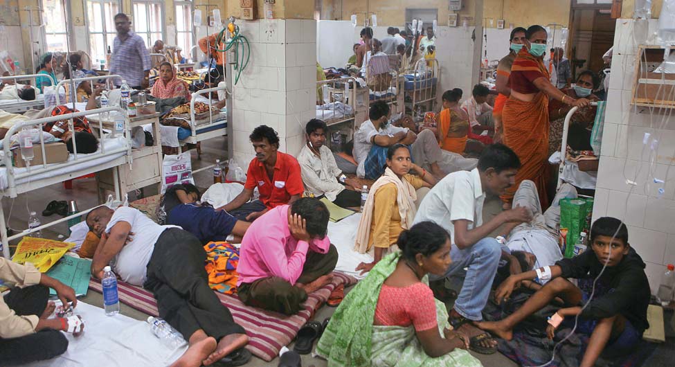 हाल-बेहालः मुंबई के सरकारी अस्पतालों में बदइंतजामी के कारण आम है ऐसा नजारा