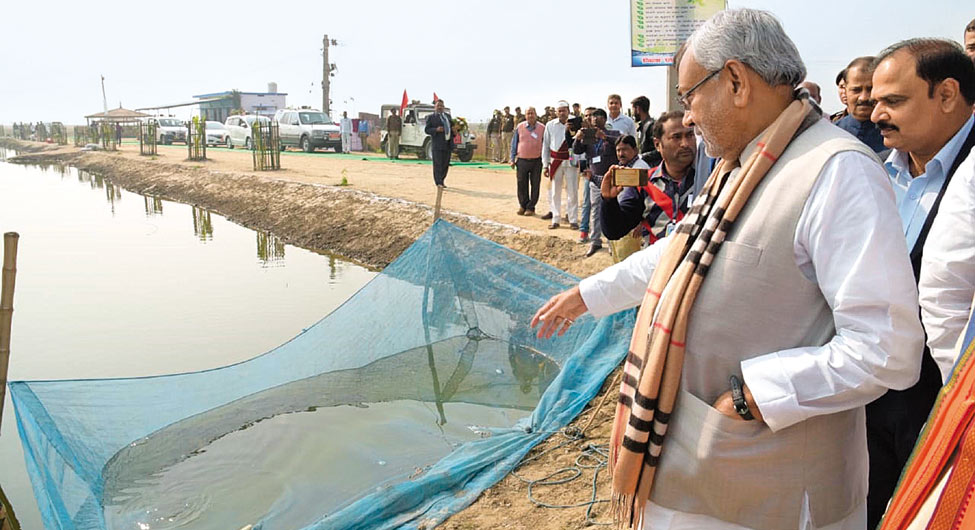 बदलता माहौलः जल-जीवन-हरियाली यात्रा के दौरान नीतीश कुमार