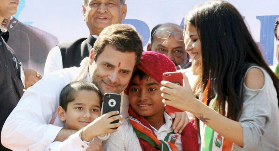 राहुल गांधी के साथ सेल्फी लेते बच्चे