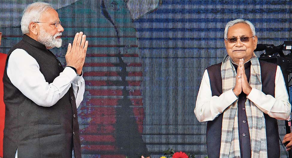 नजरें चार नहींः प्रधानमंत्री नरेंद्र मोदी के साथ नीतीश कुमार