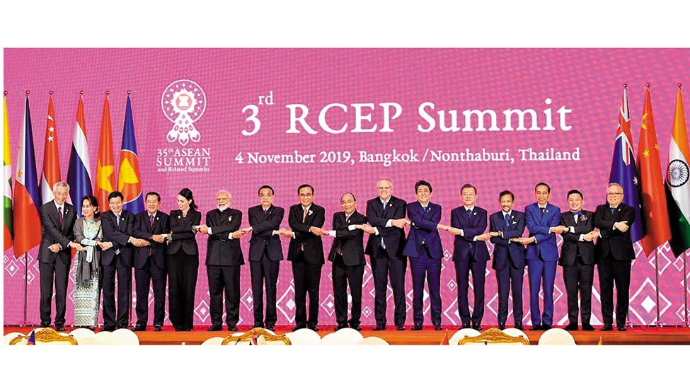 सिर्फ हाथ मिलेः आरसीईपी में दूसरे राष्ट्र प्रमुखों संग पीएम मोदी