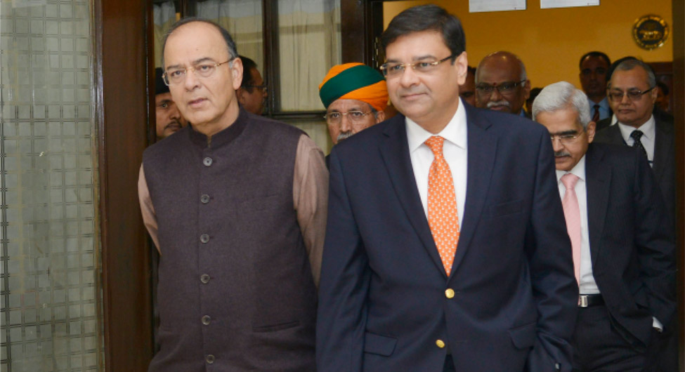 केंद्रीय वित्त मंत्री अरुण जेटली के साथ आरबीआइ गवर्नर उर्जित पटेल