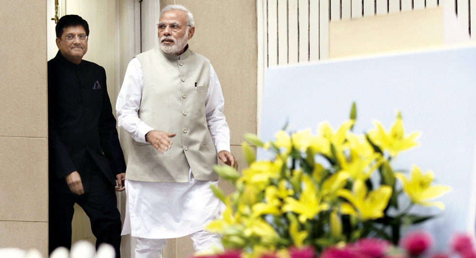 लक्ष्य पर नजरः प्रधानमंत्री नरेंद्र मोदी के साथ वित्त मंत्री पीयूष गोयल