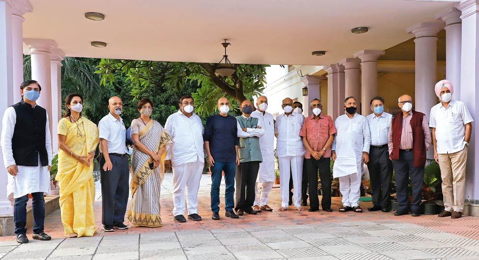 22 जून को नई दिल्ली में शरद पवार के निवास पर राष्ट्र मंच की बैठक में कई दलों को नेता पहुंचे