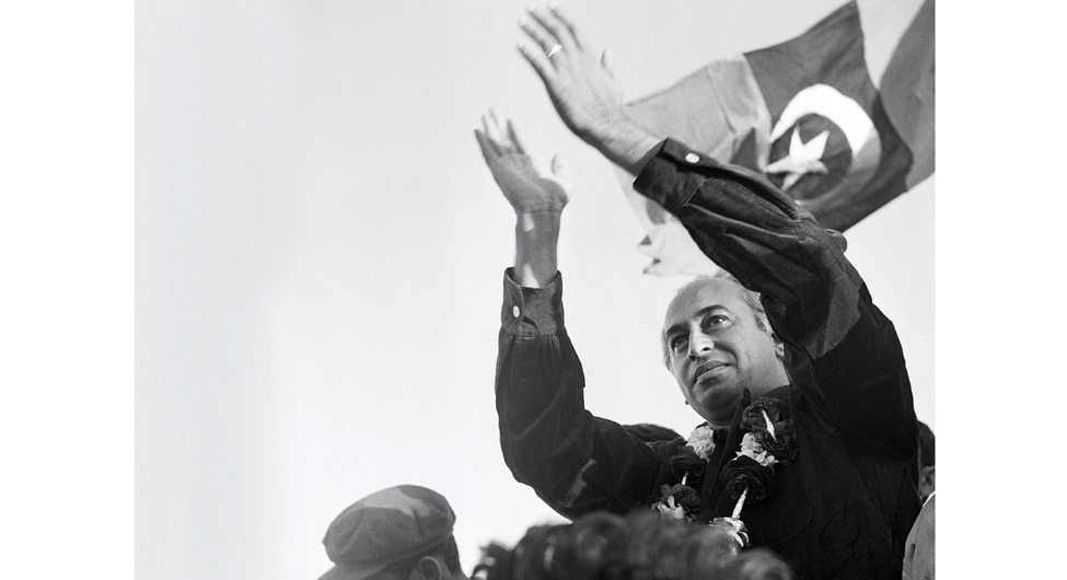 संघर्ष के साथियों को सम्मानः लियाकताबाद के शहीदों को 1969 में श्रद्धांजलि देते जुल्फिकार अली भुट्टो