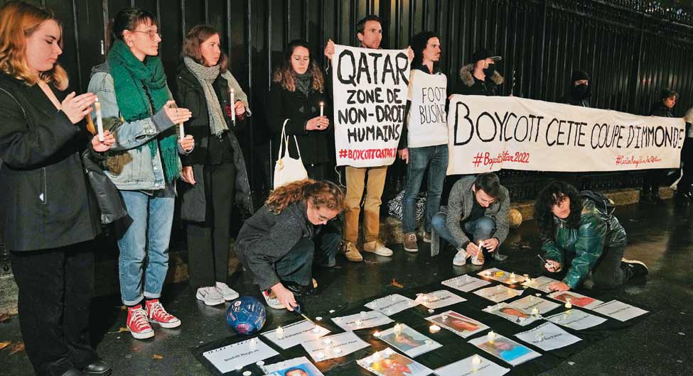 निर्माण कार्य में मारे गए प्रवासियों के लिए पेरिस में कतर दूतावास के बाहर विरोध