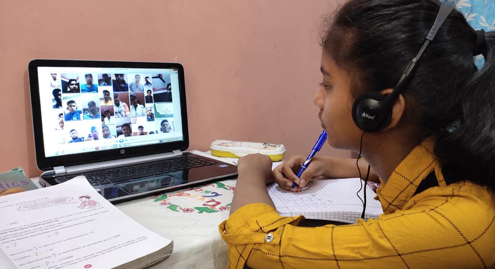 चुनौतियां और भी: ऑनलाइन पढ़ाई की राह आसान नहीं