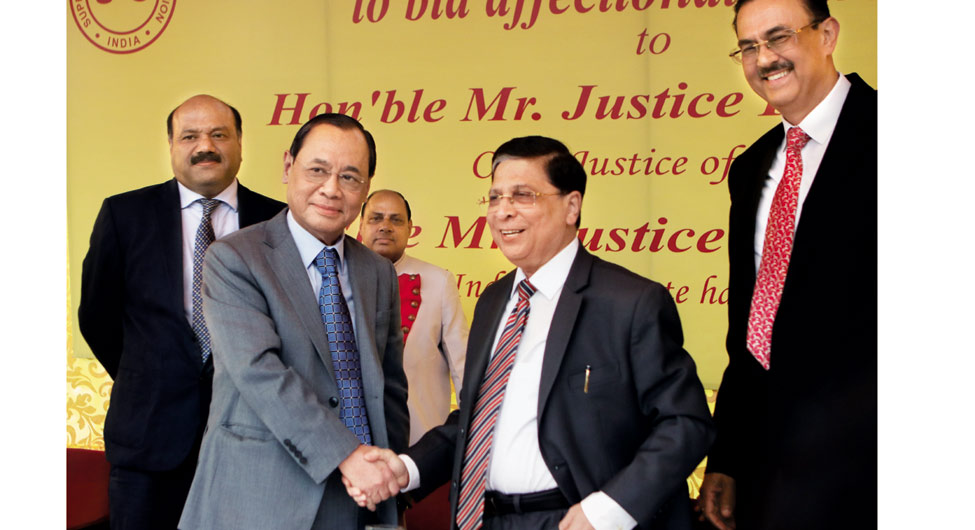 विदाई की बेलाः न्यायाधीश मिश्रा (दाएं) और न्यायाधीश गोगोई