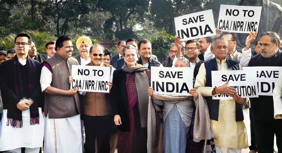 संसद में विपक्षः संसद परिसर में विपक्ष और कांग्रेस नेताओं के साथ सोनिया गांधी