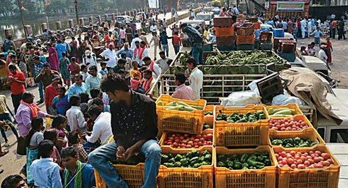 सडक़ों पर रौदे सैकड़ों टन टमाटर